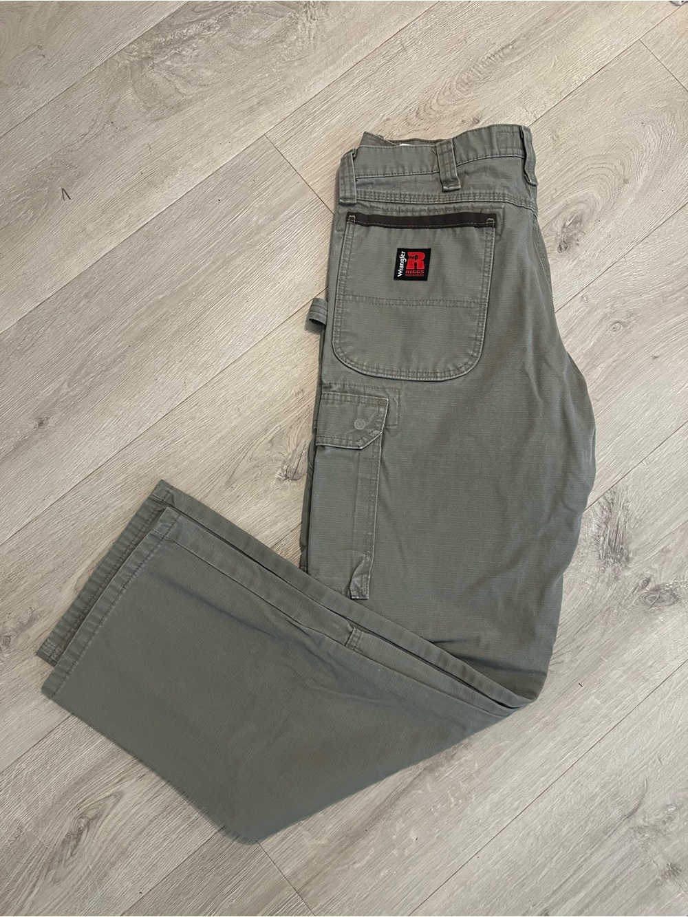 Wrangler Cargo Pants in Olive